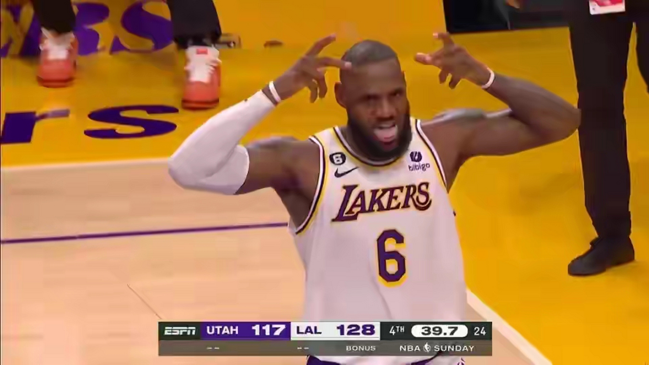 espys颁奖典礼上,詹姆斯宣布他不会退役,并在最后一刻自带皇冠.