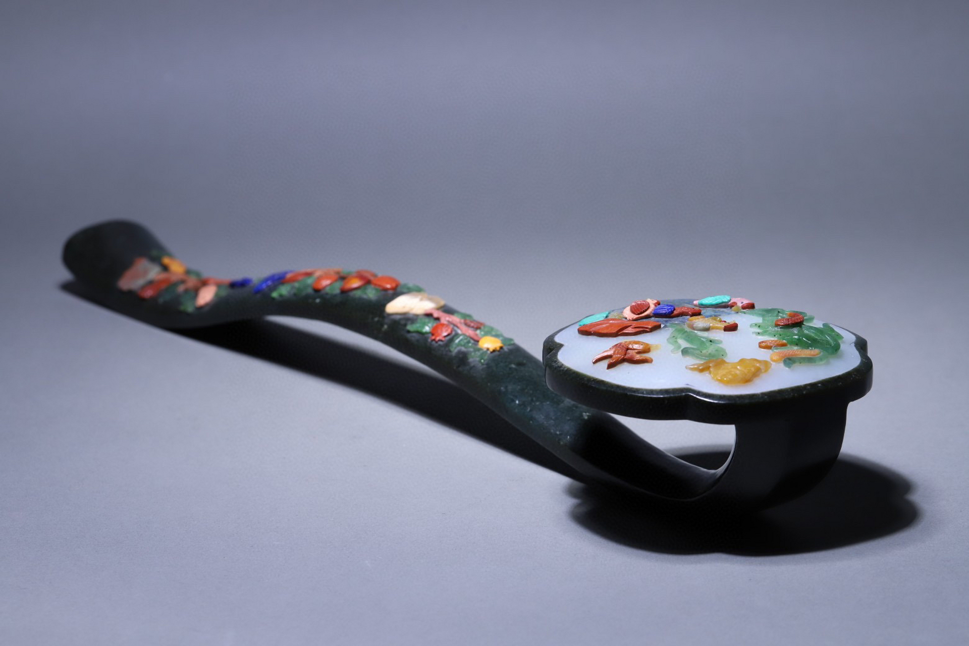 和田玉八宝镶嵌碧玉如意 长44厘米.头宽11厘米.高6.8厘米.柄宽4.