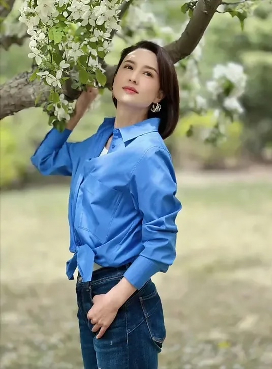 一件蓝色衬衫配牛仔裤清雅脱俗,站在山楂树下宛如画中人~