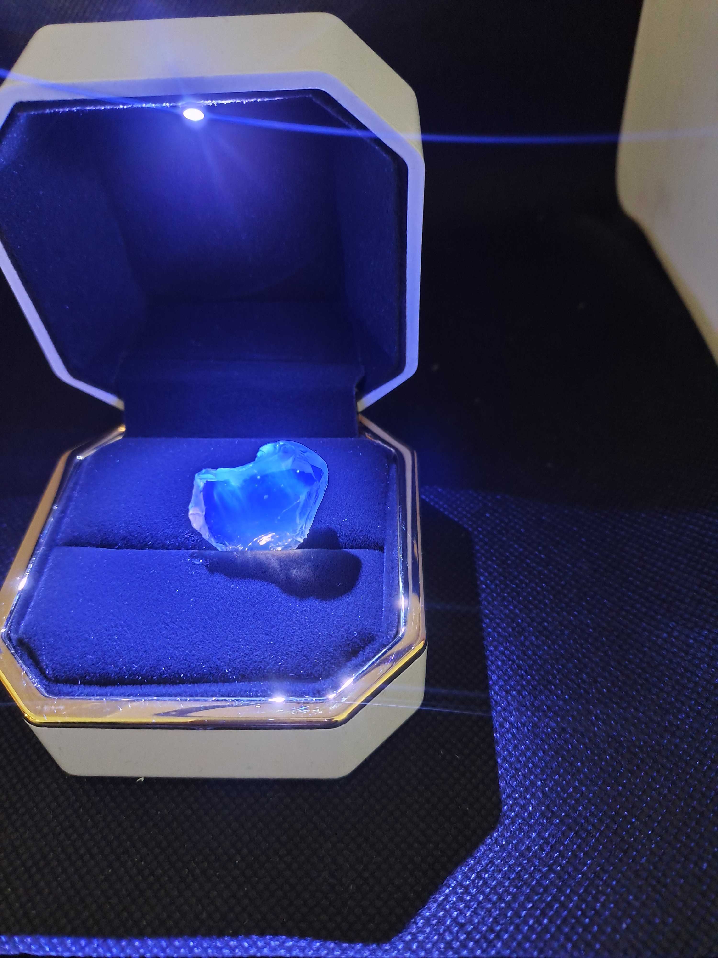 蓝色黄金宝石蓝月石