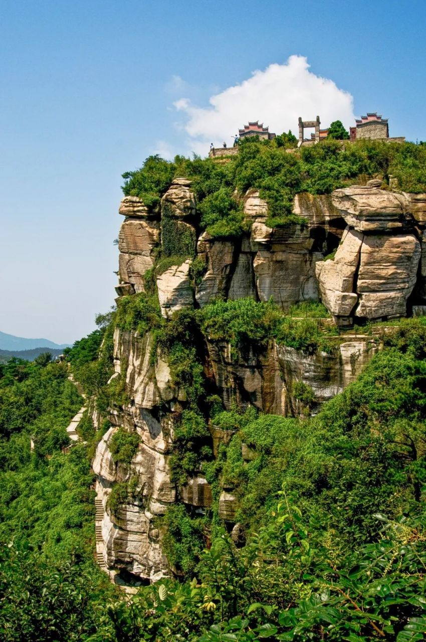 宝藏创作者计划# 天台山位于新县郭家河乡土门村,海拔817米,山势肚屯