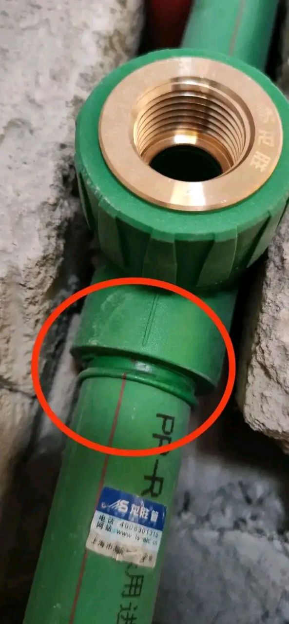 一朋友家装修,有一个水管接头水电工给焊成这样了,朋友说这样会不会漏