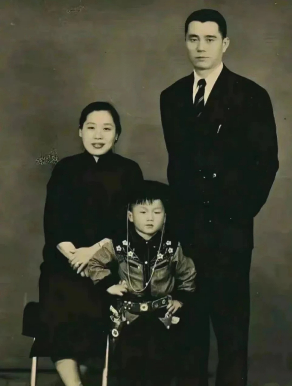 小时候的成龙和爸爸妈妈的珍贵合影