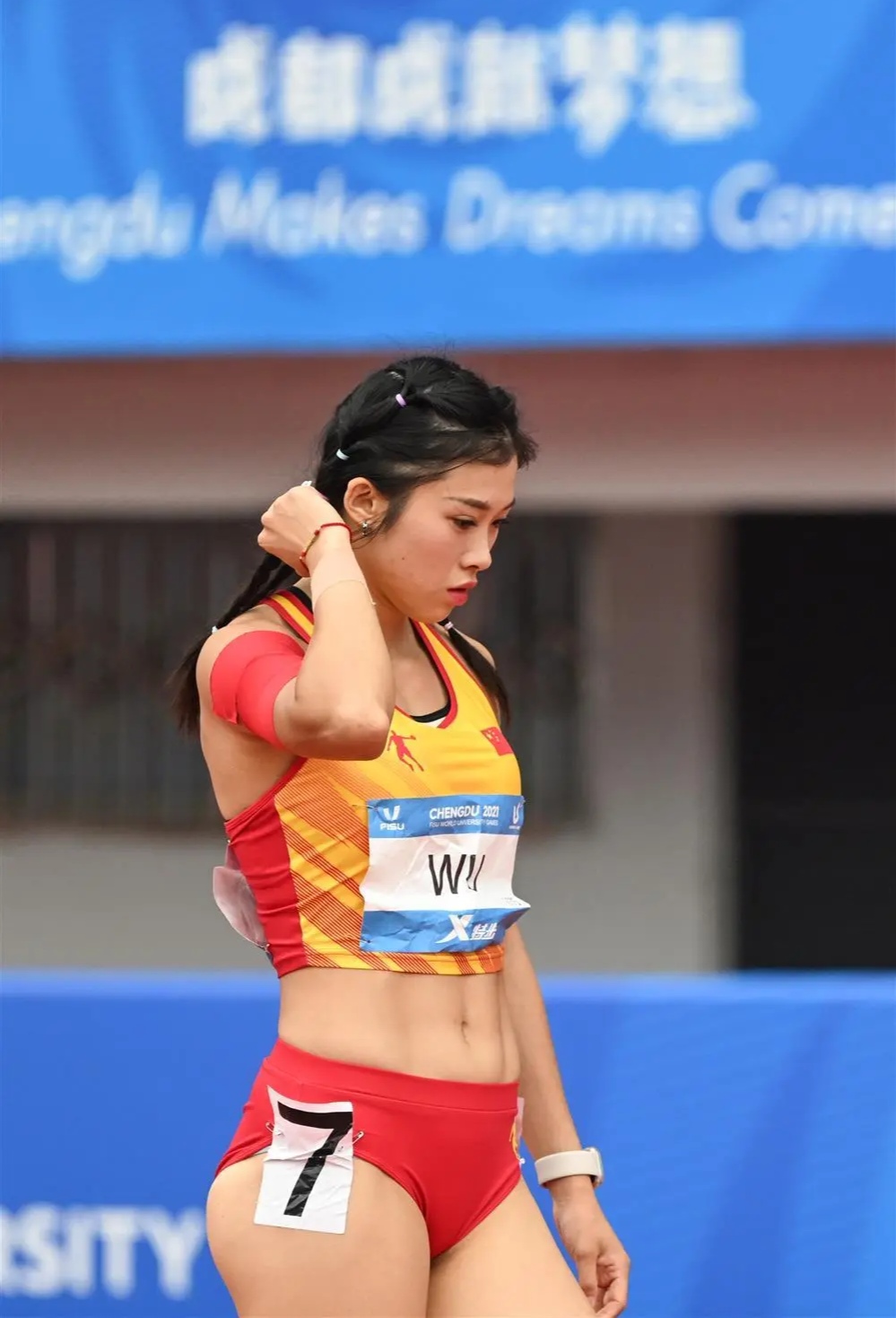 又美又飒!田径女神吴艳妮夺大运会女子100米栏银牌!