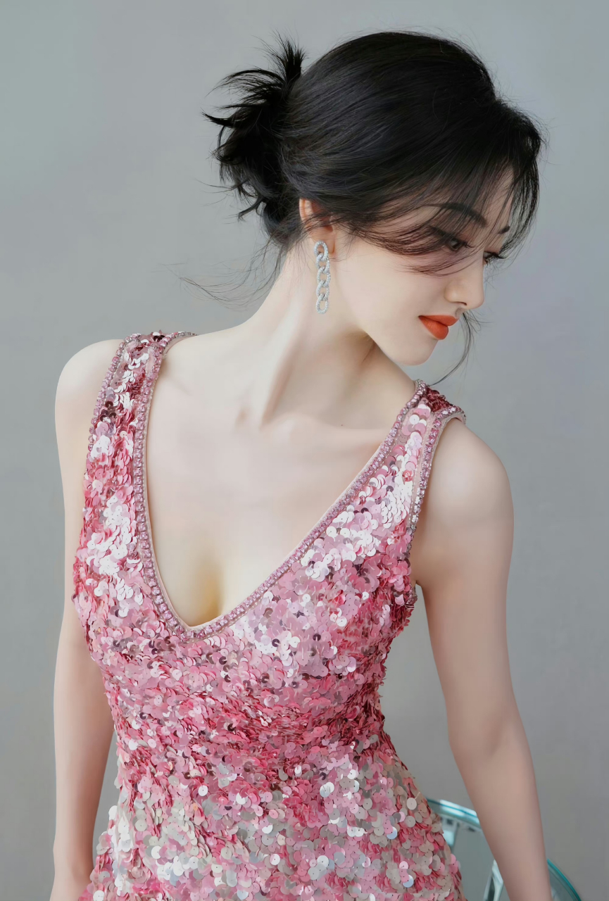 景甜这套粉色系深v礼服好美啊#每日娱乐播报# #娱乐最前沿# #明星