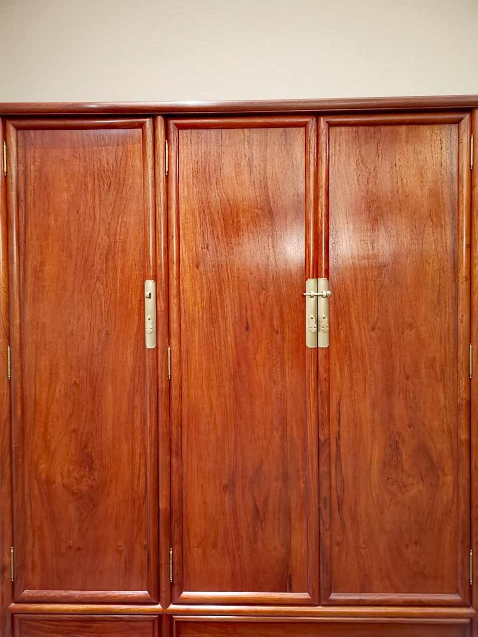 大果紫檀三门衣柜,一木三开的门板,以前需求量很大的,现在少的可怜