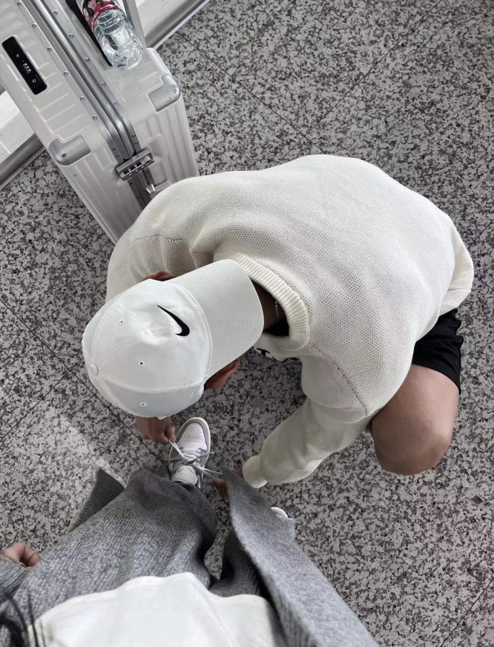 你的男朋友会蹲下给你系鞋带吗