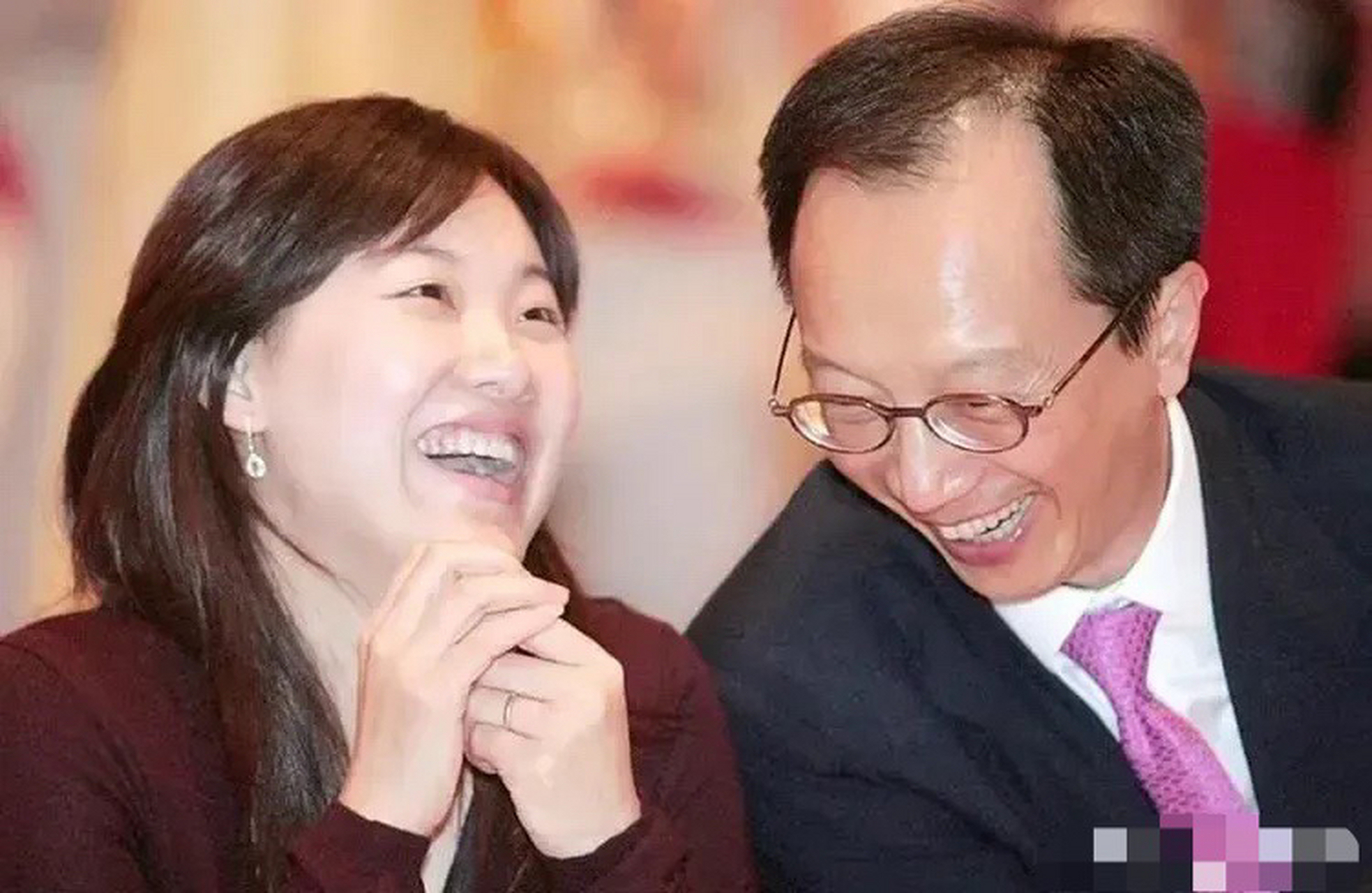 结果,梁锦松转身娶了"跳水皇后"伏明霞,陈慧珊赌气嫁给了另一位富豪
