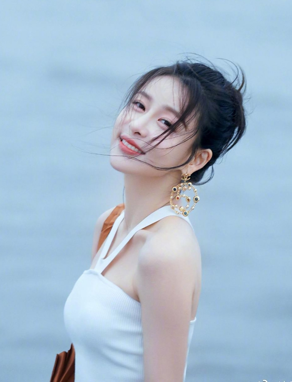 白色小吊带是最普通最简单的单品,但贾青穿在身上却展现出了不凡的