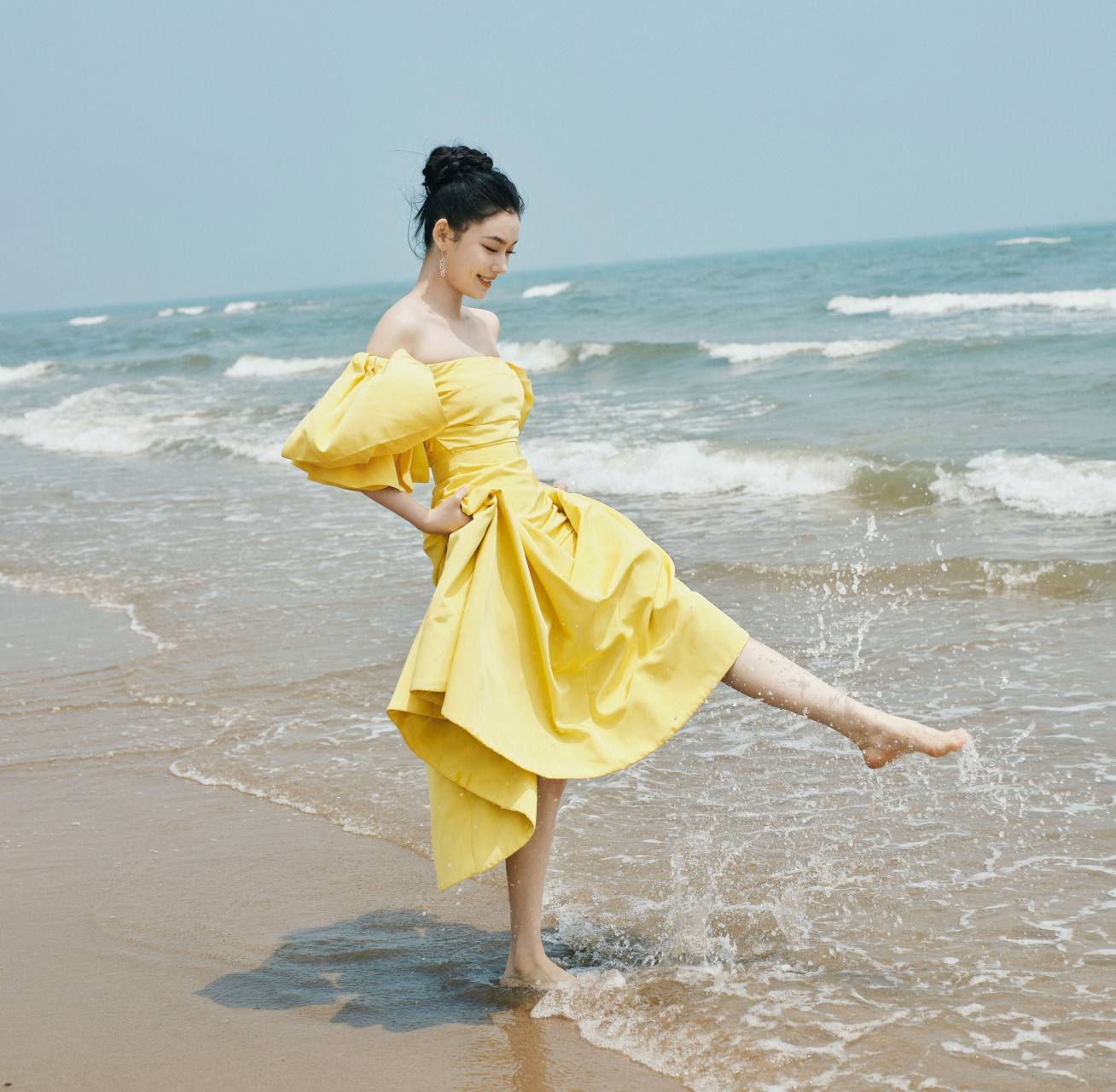 林允黄色抹胸礼服海边漫步,皮肤白皙,身材丰满,酥胸迷人#明星生图大赏