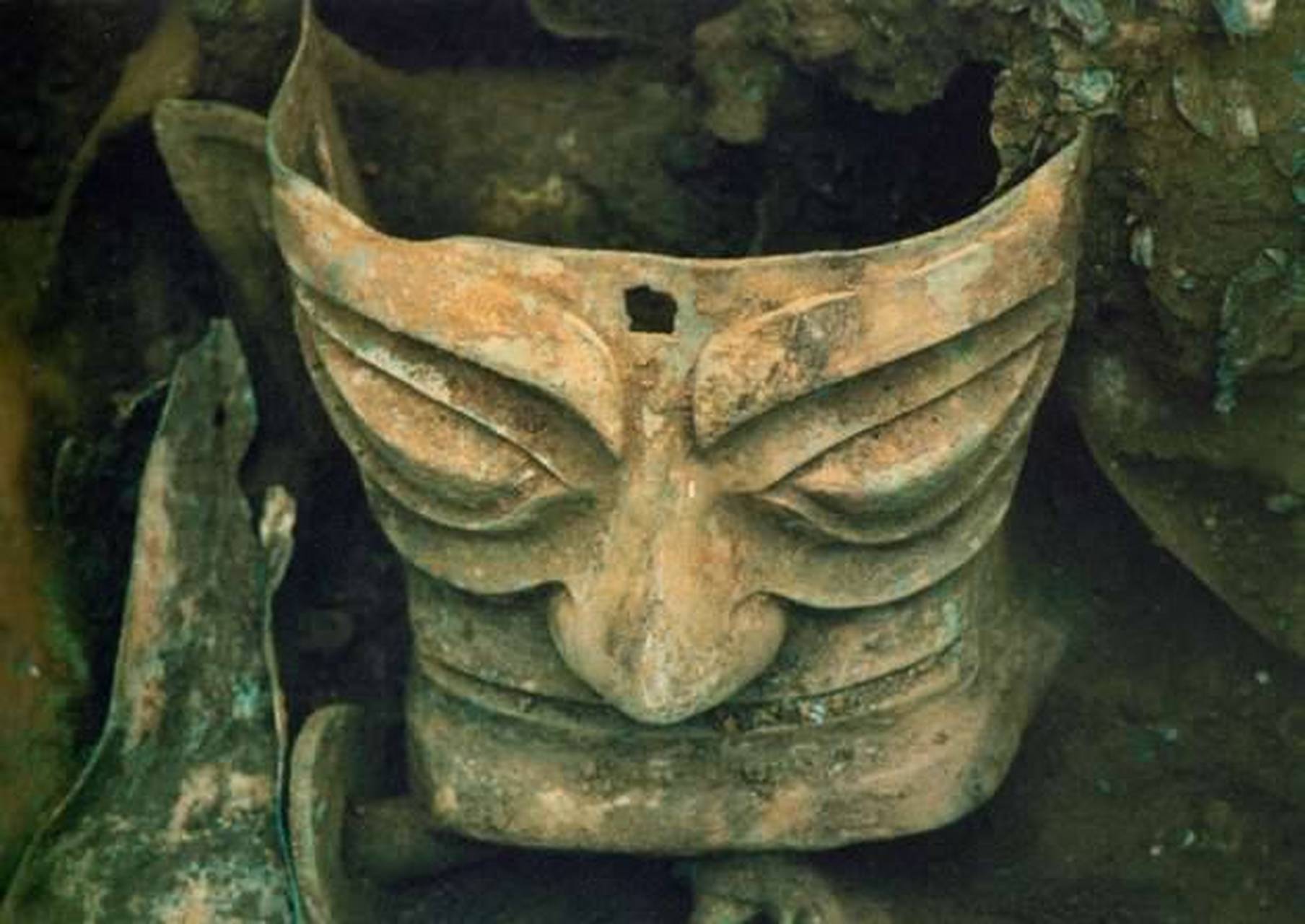 三星堆二号祭祀坑青铜人面像出土时情形,图二 工作人员合力将大型青铜
