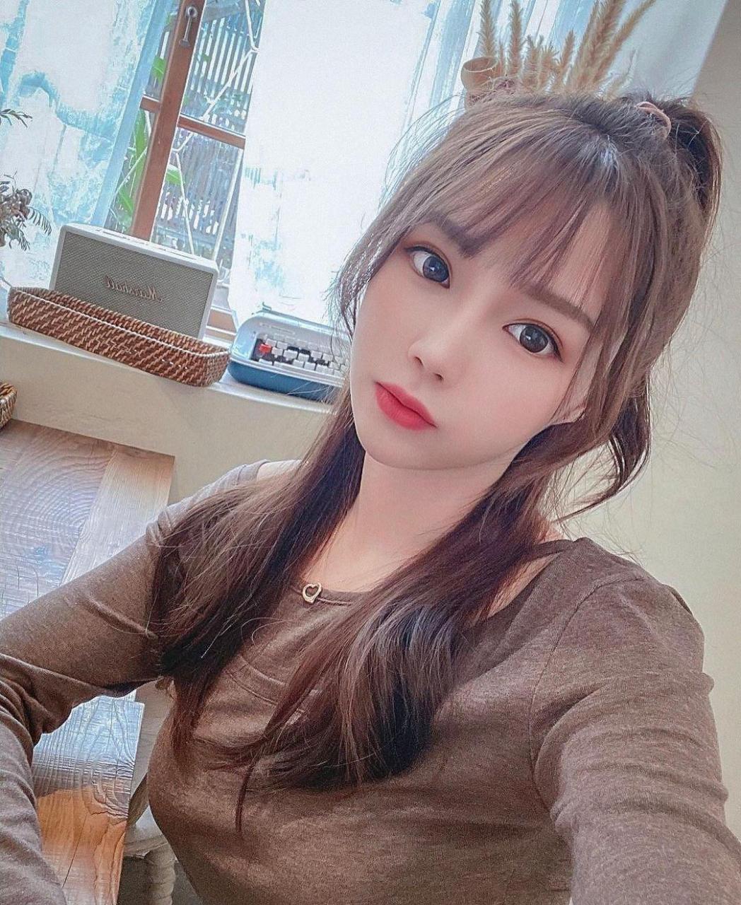 网红美女shin小芯 丰满身材,满满的幸福感视觉生活自拍照,除了展现