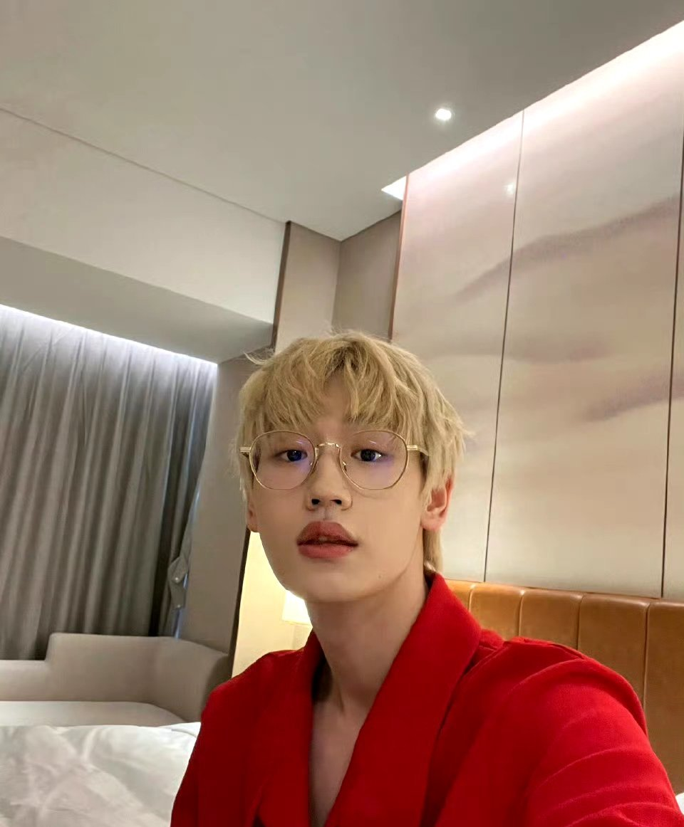 into1刘彰恋爱了?粉丝称其在团期间就在谈异国恋,女友是美国佬