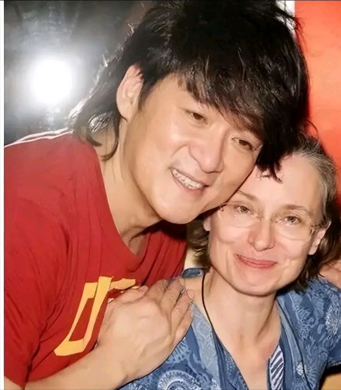 一天,一个女粉丝给周华健的妻子康粹兰打电话:"我很爱周华健,我们已经