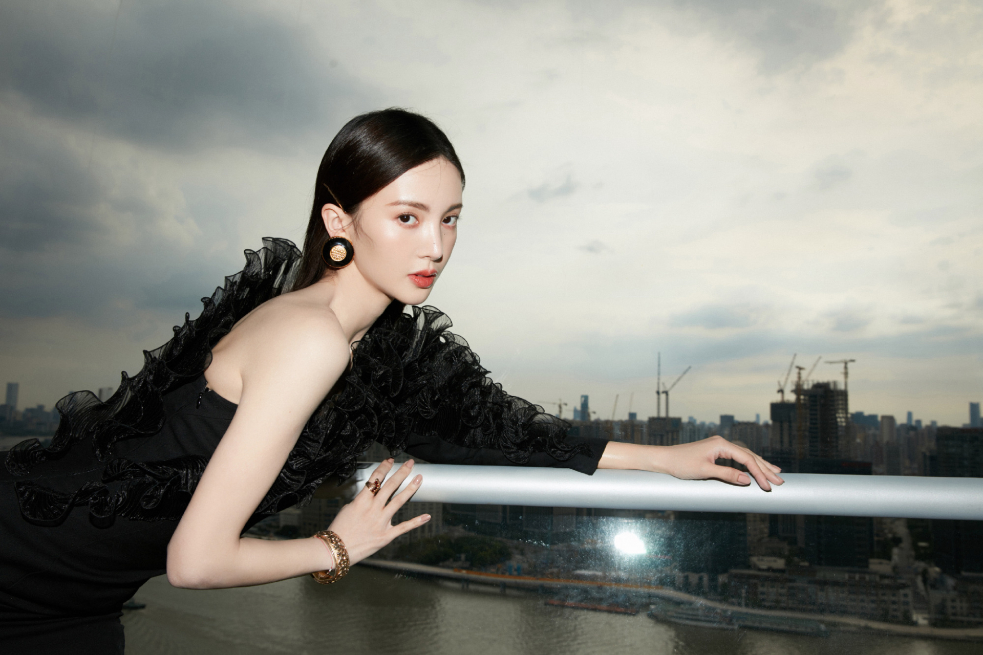 金晨 大长腿 一字带高跟凉鞋[爱你][爱你] ​​​#金晨#