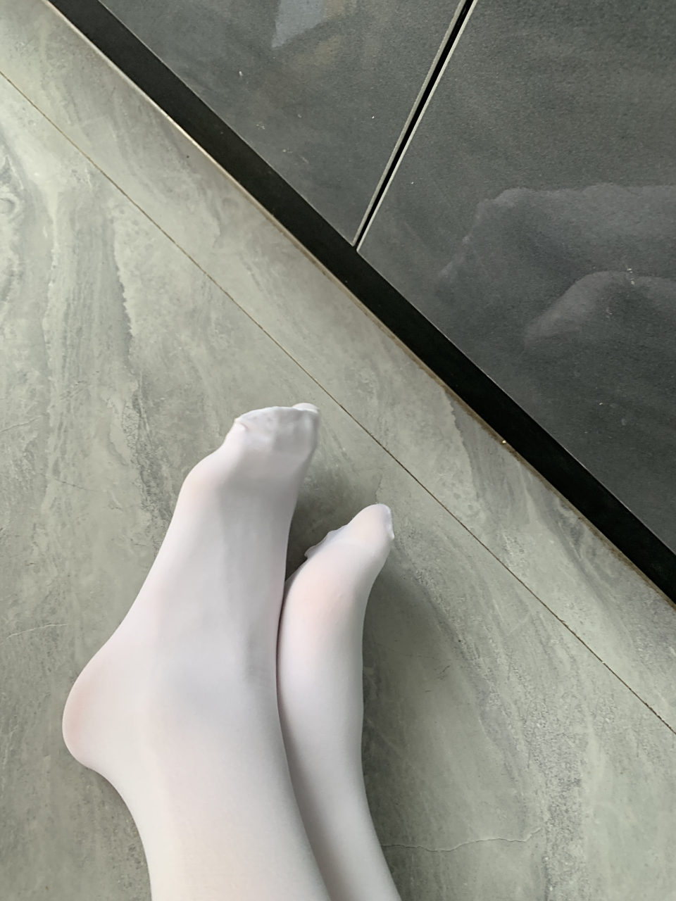 我可以穿着白袜袜睡觉嘛?