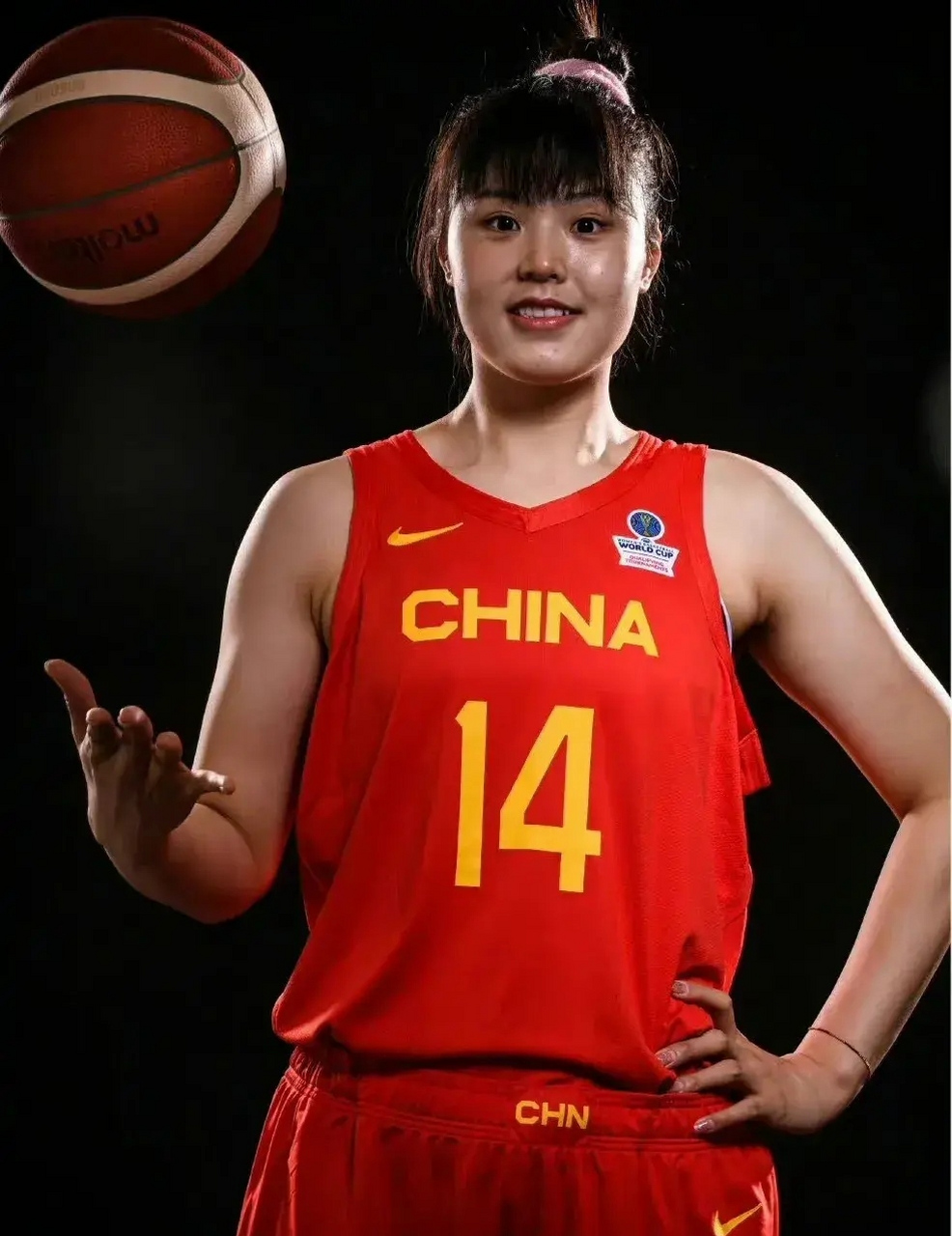 中国女篮最强先发五人组:  中锋:李月汝 李月汝是中国女篮的内线
