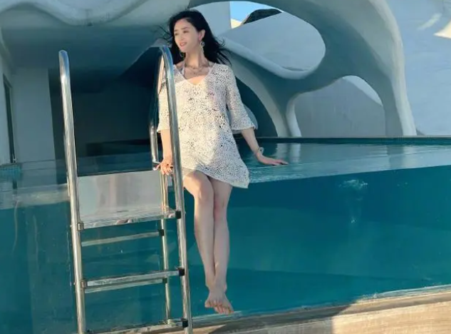 蒋欣云南旅游罕晒泳装美照,比基尼全身无赘肉,细腰长腿