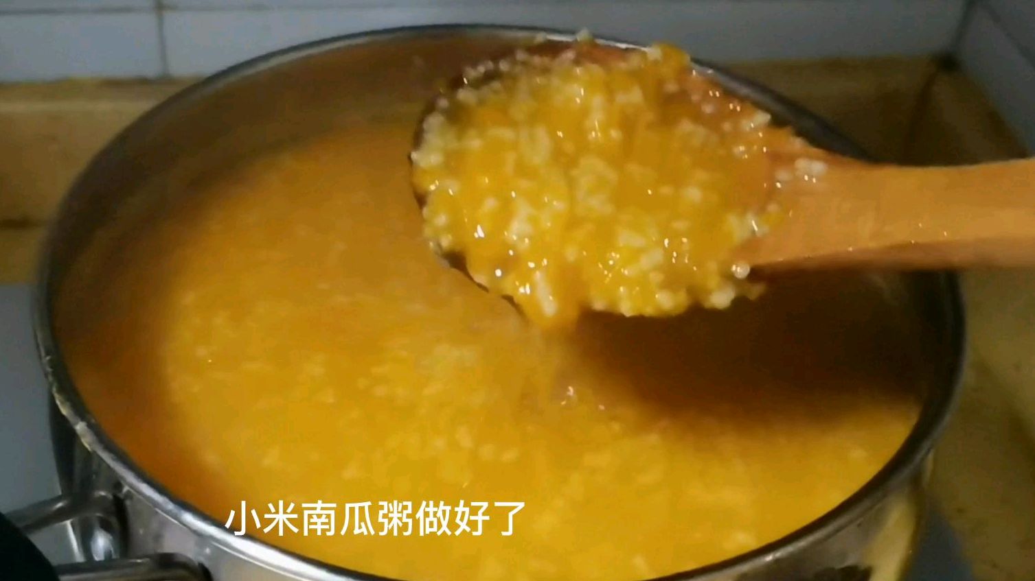 柳姐今天早餐做的南瓜小米粥配凉拌黄瓜,清淡可口,营养又养生