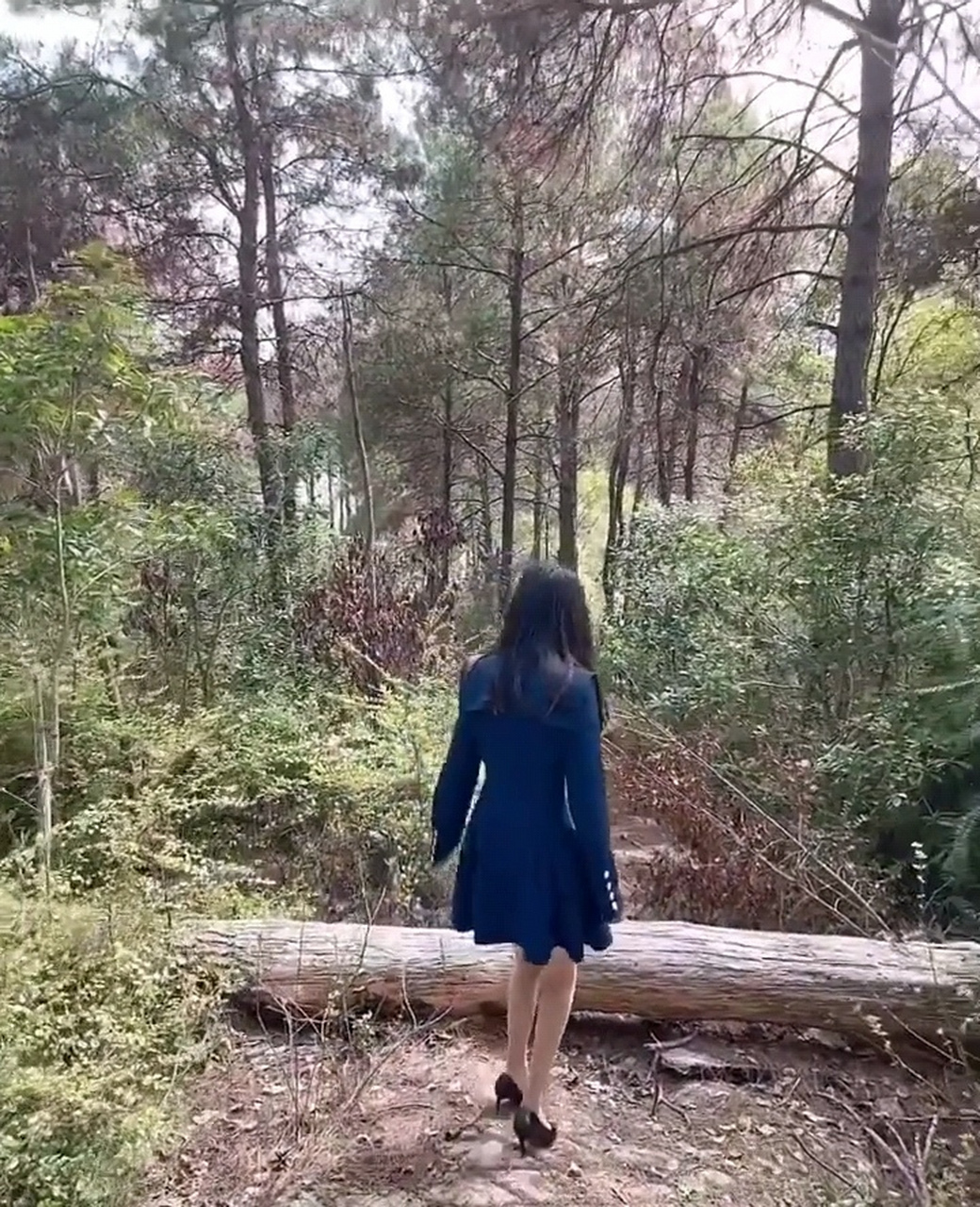 穿高跟鞋来爬山,姑娘这是认真的吗?