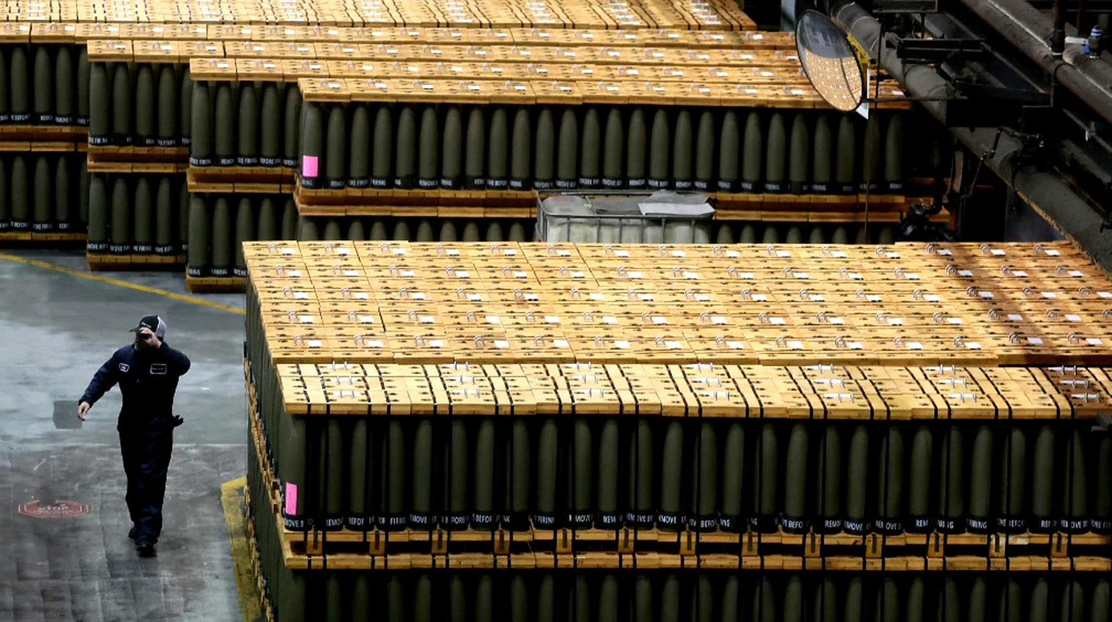 这是位于美国宾夕法尼亚州的斯克兰顿弹药厂,炮弹整齐排列着,正准备