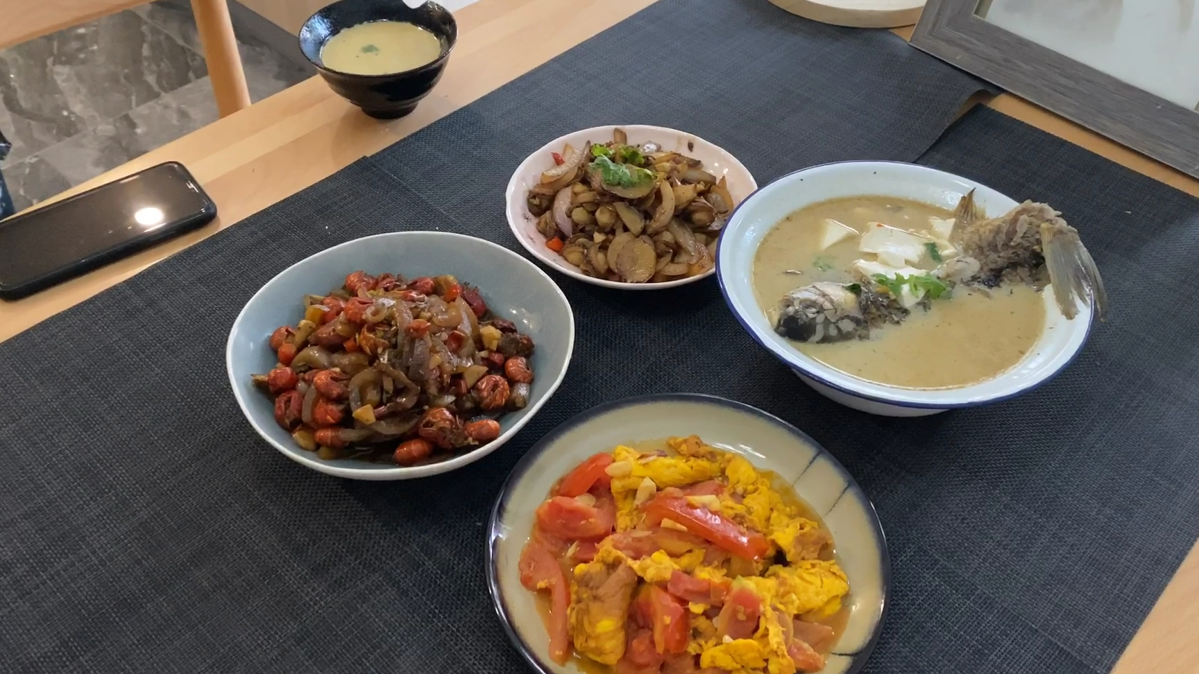 爆炒小龙虾+爆炒扇贝肉+鲫鱼豆腐汤,简直太鲜美了
