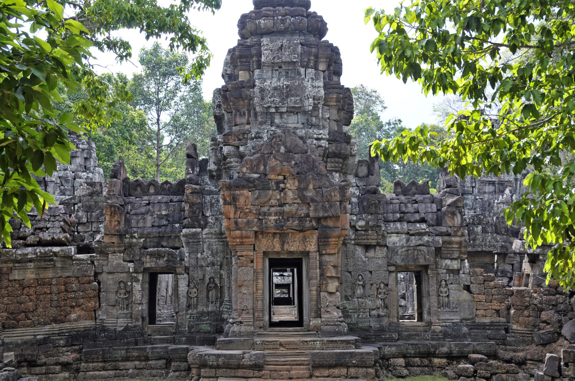 塔逊寺(ta prohm)是柬埔寨吴哥古迹的一部分,位于吴哥(位于暹粒省)东