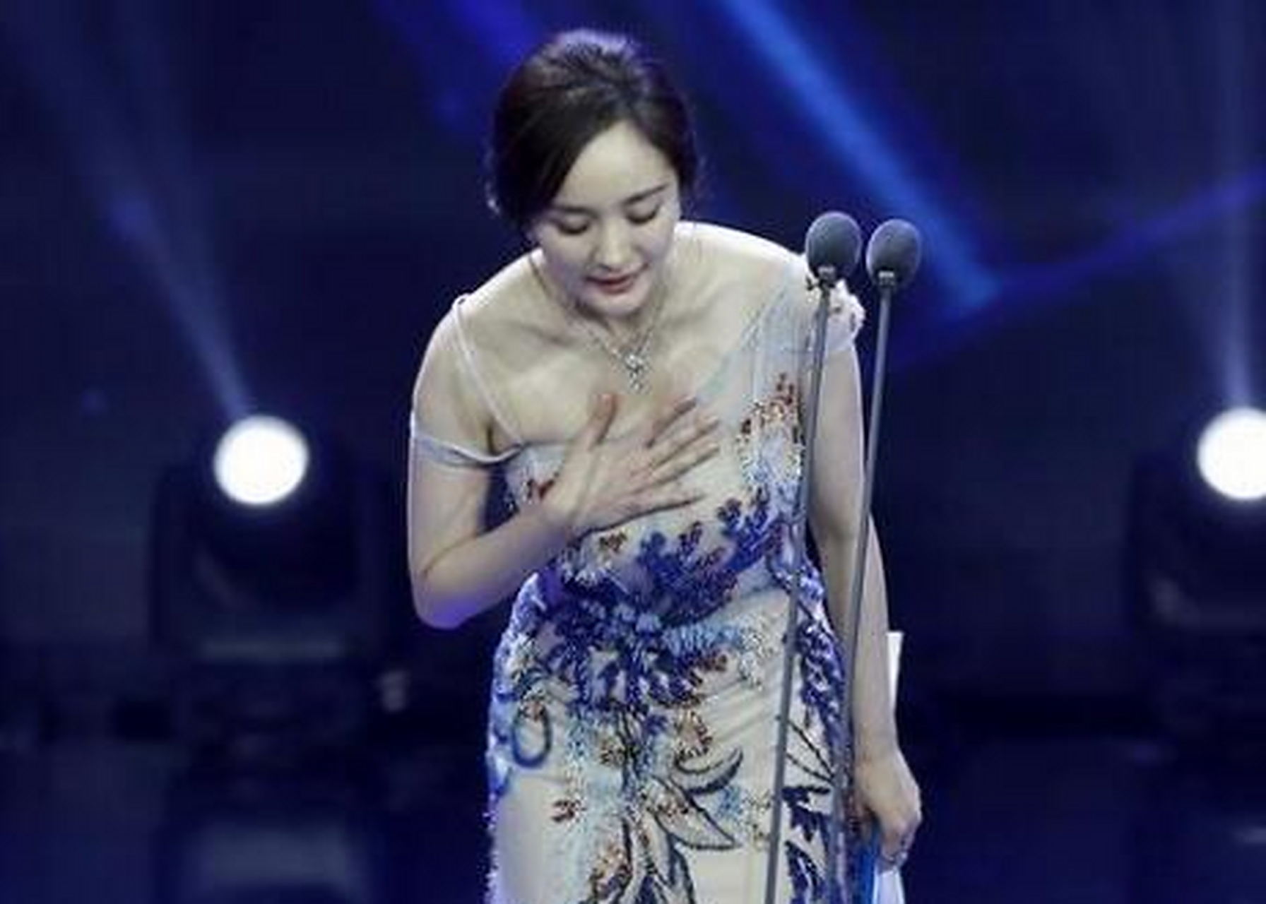 当然也有人说:"女星穿低胸礼服走红毯时用一只手捂胸,主要是为了