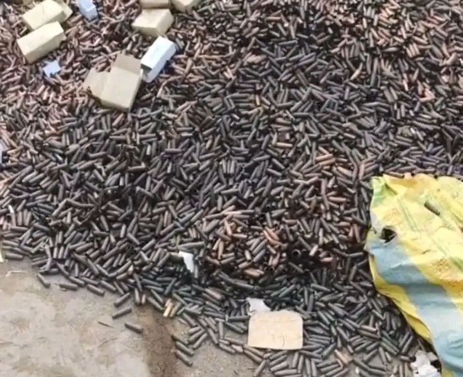 俄乌战争打下来的炮弹外壳,大部分都是黄铜制作的,已经有不少人跑去了