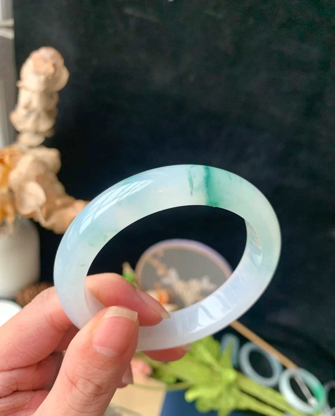 冰种牛奶底飘花翡翠手镯