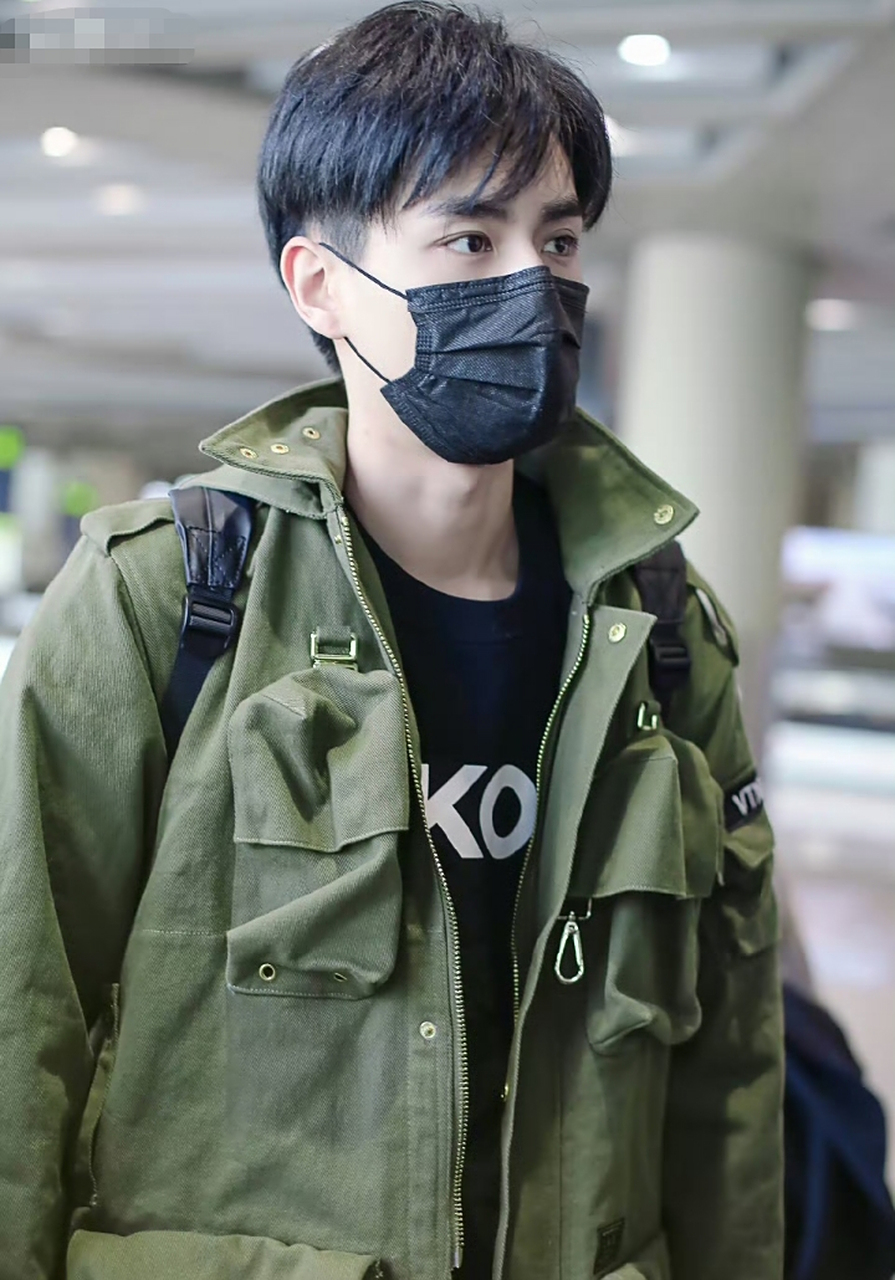 不过说起来,王星越和胡一天真的长得不像,但是戴口罩侧脸跟一个人似