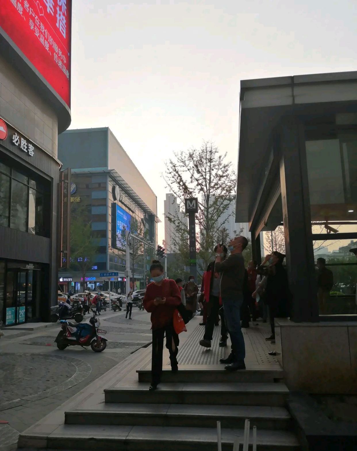 武汉汉阳钟家村某商场楼下,突然扔下两把铁凳子,大家怎么看?