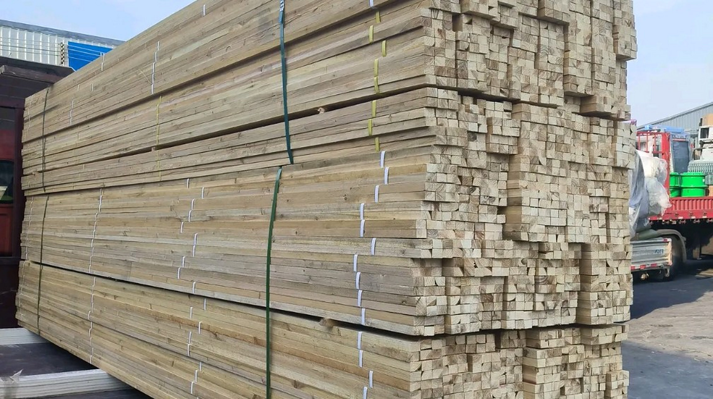 仓库今天到了一车木龙骨,一共有1400捆,用包装带扎得整整齐齐的.