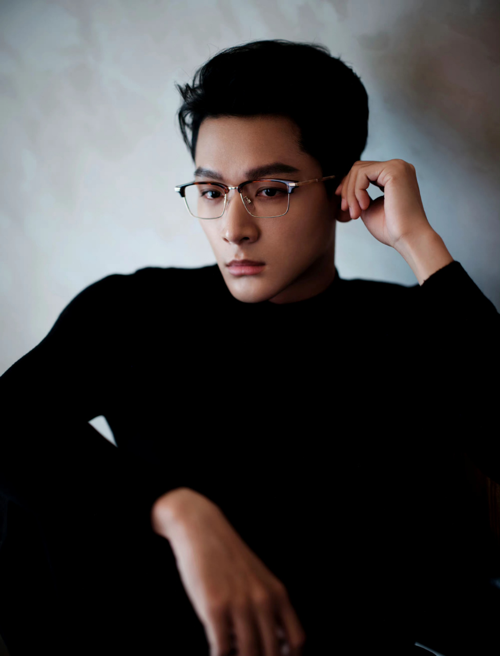 戴眼镜的张晚意,斯文败类的氛围感有!#张晚意#