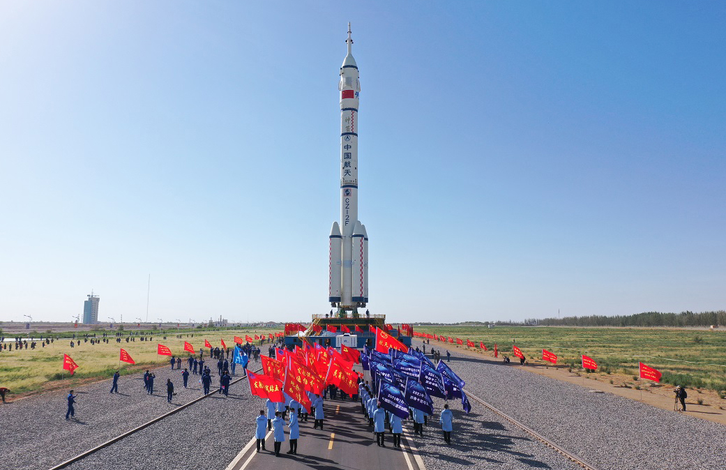 神舟十四号船箭组合体转运至发射区 计划近日择机实施发射