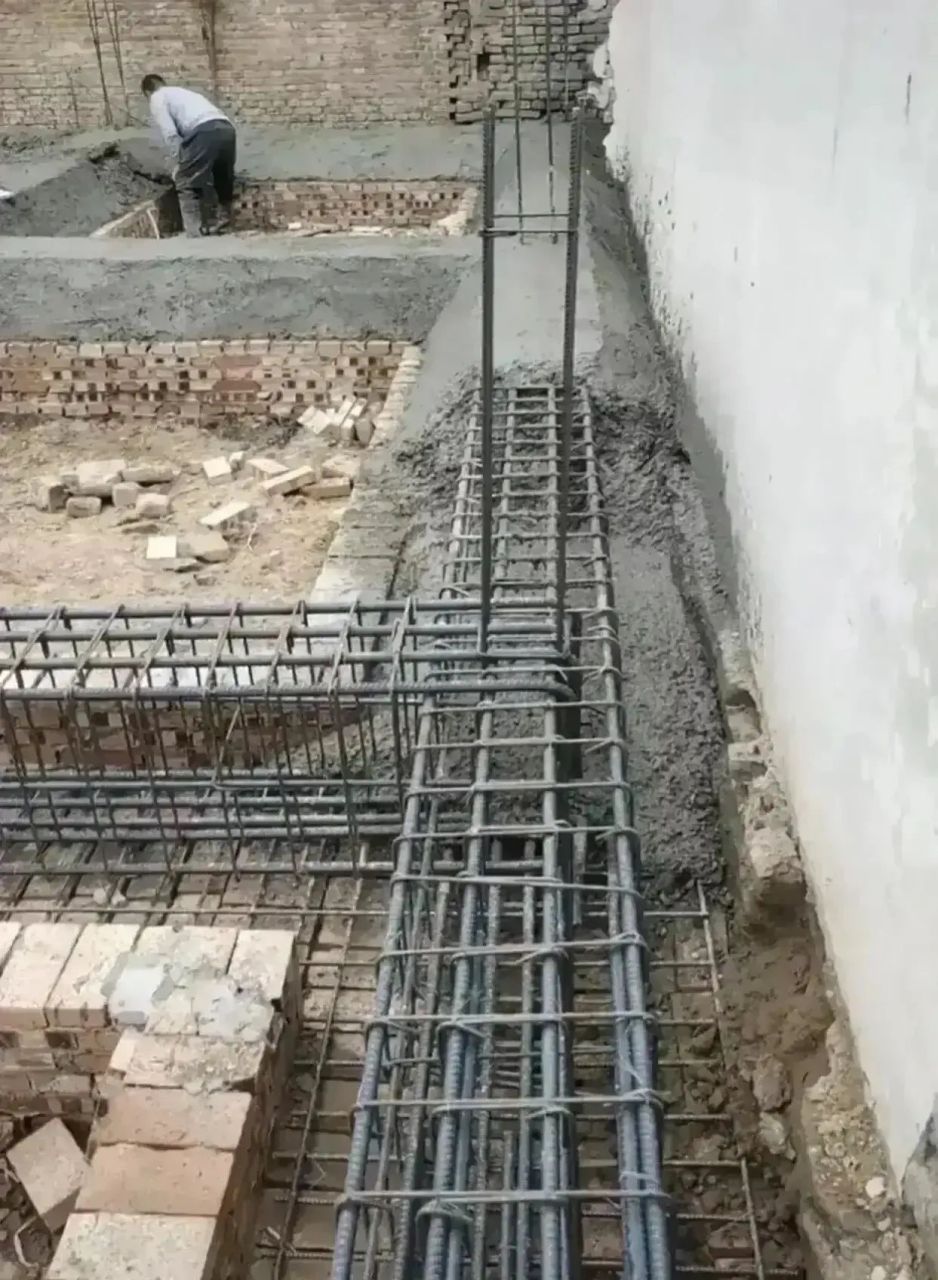 农村土豪啊,有钱就是任性!打地基地梁模板都不用,直接浇筑水泥,这么好