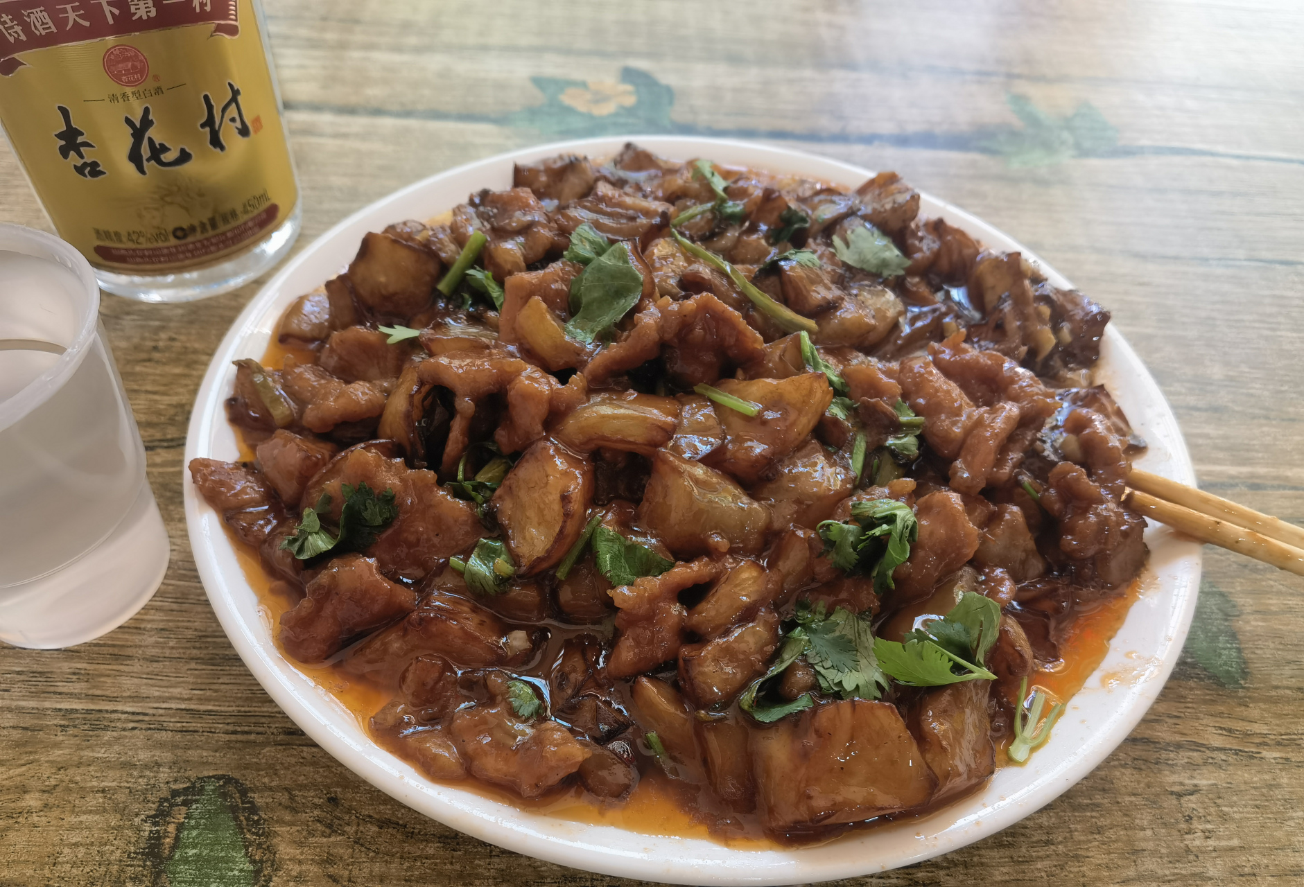 午餐,津味兒肉片燒茄子,喝口小酒兒,美哉