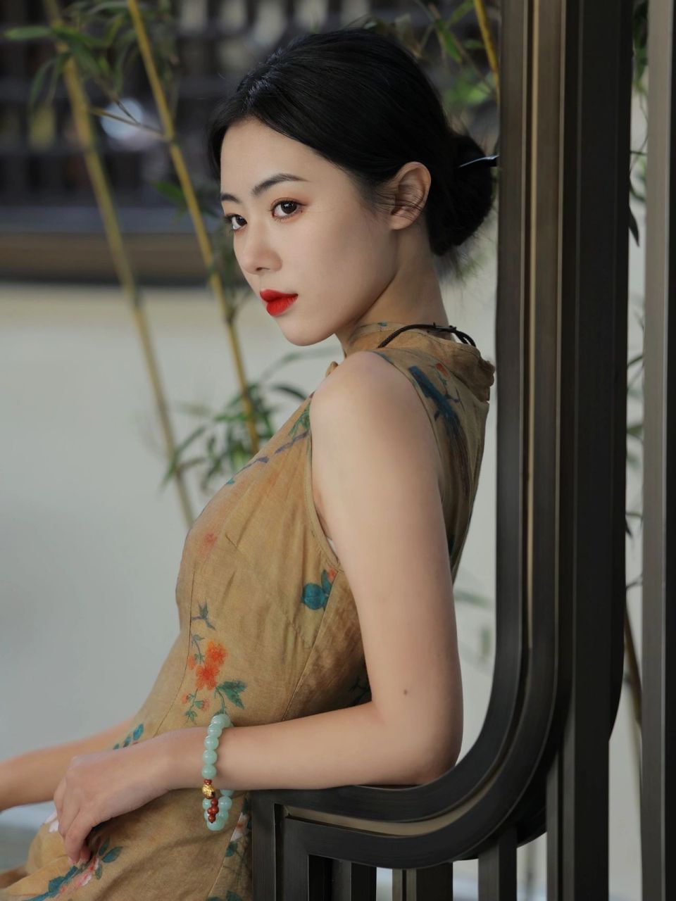 当翡翠遇上旗袍,既有江南女子般的古典婉约,亦有落花流水般的惊喜动人