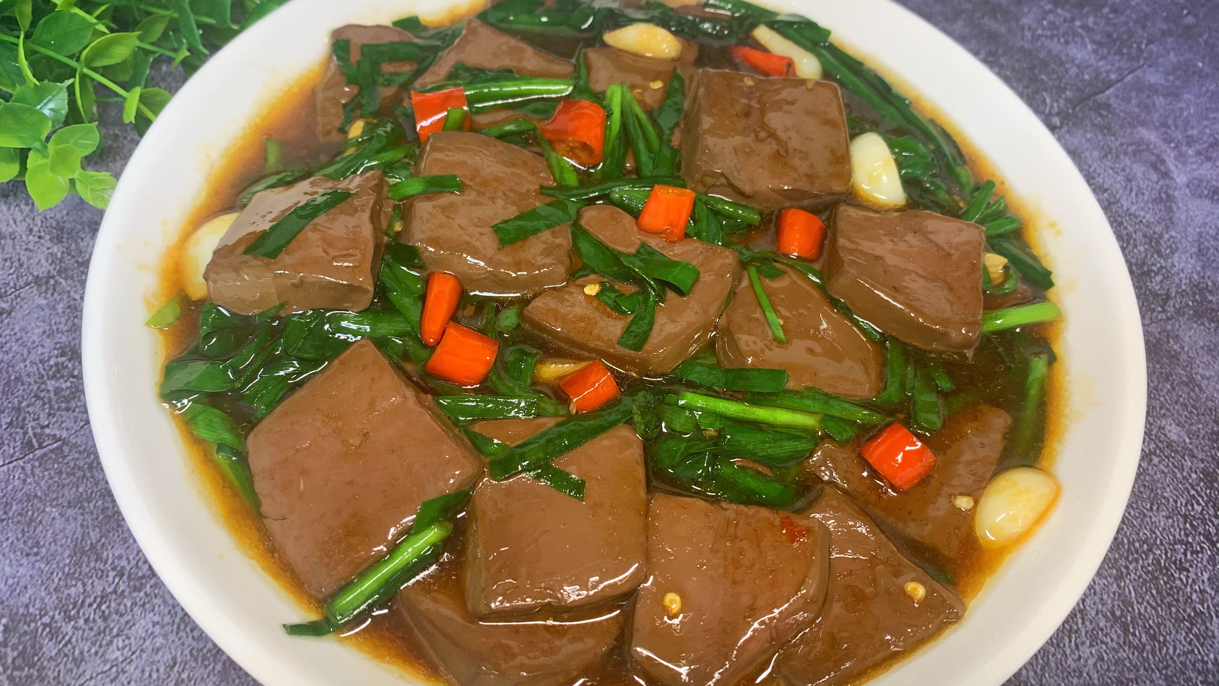 万万没想到,韭菜烧鸭血这样做入味又好吃,滑嫩爽口,香辣味美