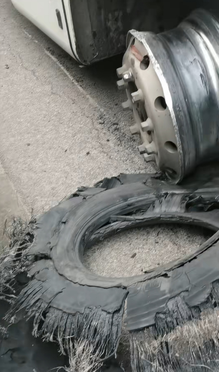 拉人的大客车爆胎了,轮胎成这样了,太吓人了,这是怎么回事呢?