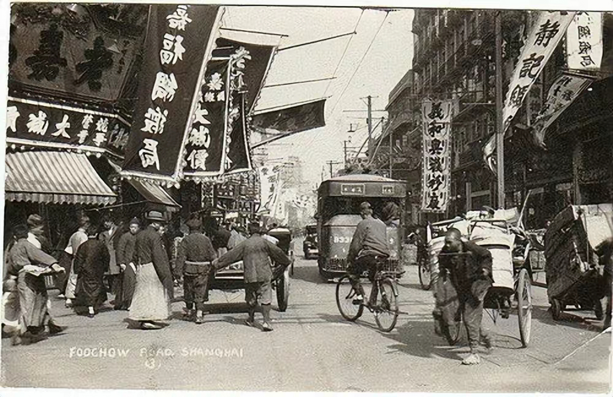 新新百货曾经是上海最具代表性的百货商店之一,拥有着丰富的历史和