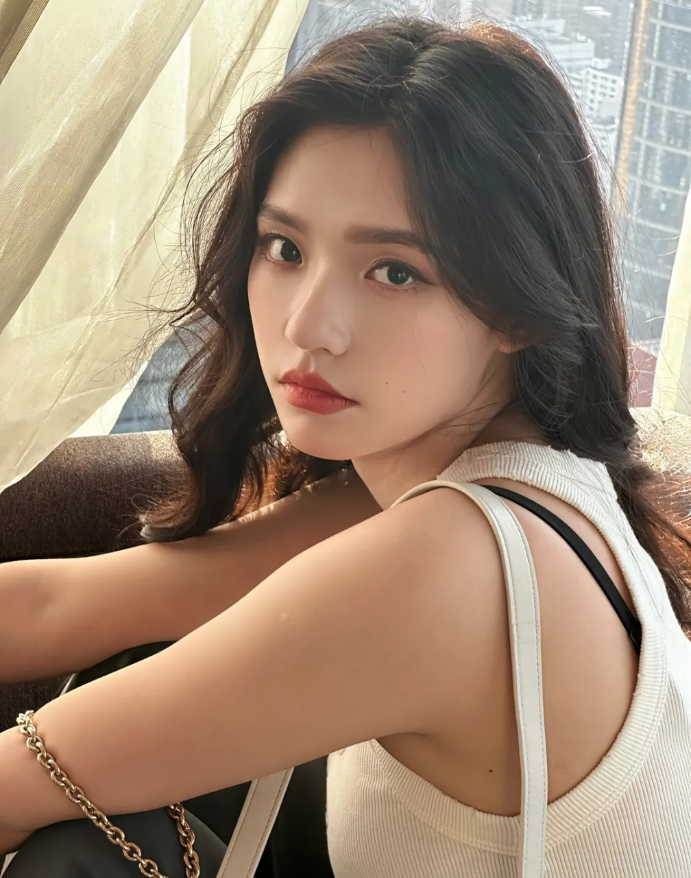 林允分享生活美照松弛感十足,自然散发的慵懒感特别有魅力,她是属于