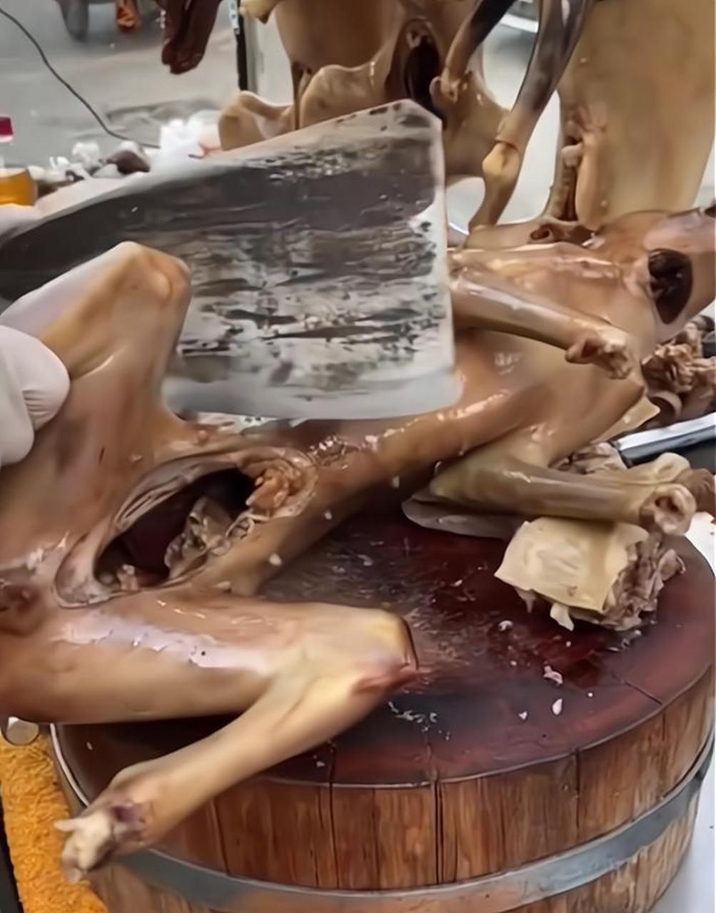 吃狗肉,真残忍,狗是人类的朋友,就不能把吃狗肉写入刑法吗?