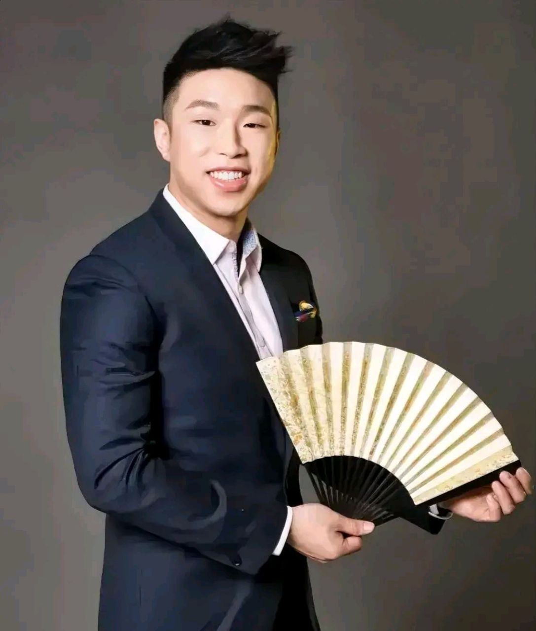 烧饼小时候因为父母工作忙,经常去邻居家串门.