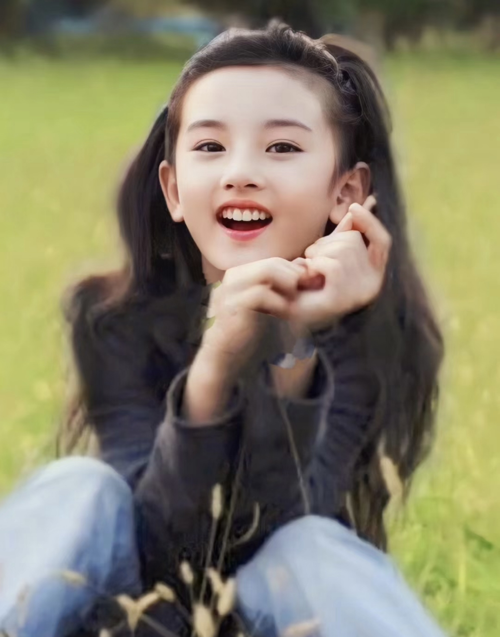 宋祖儿小时候也太可爱了吧,灵动的双眼就像迪士尼公主