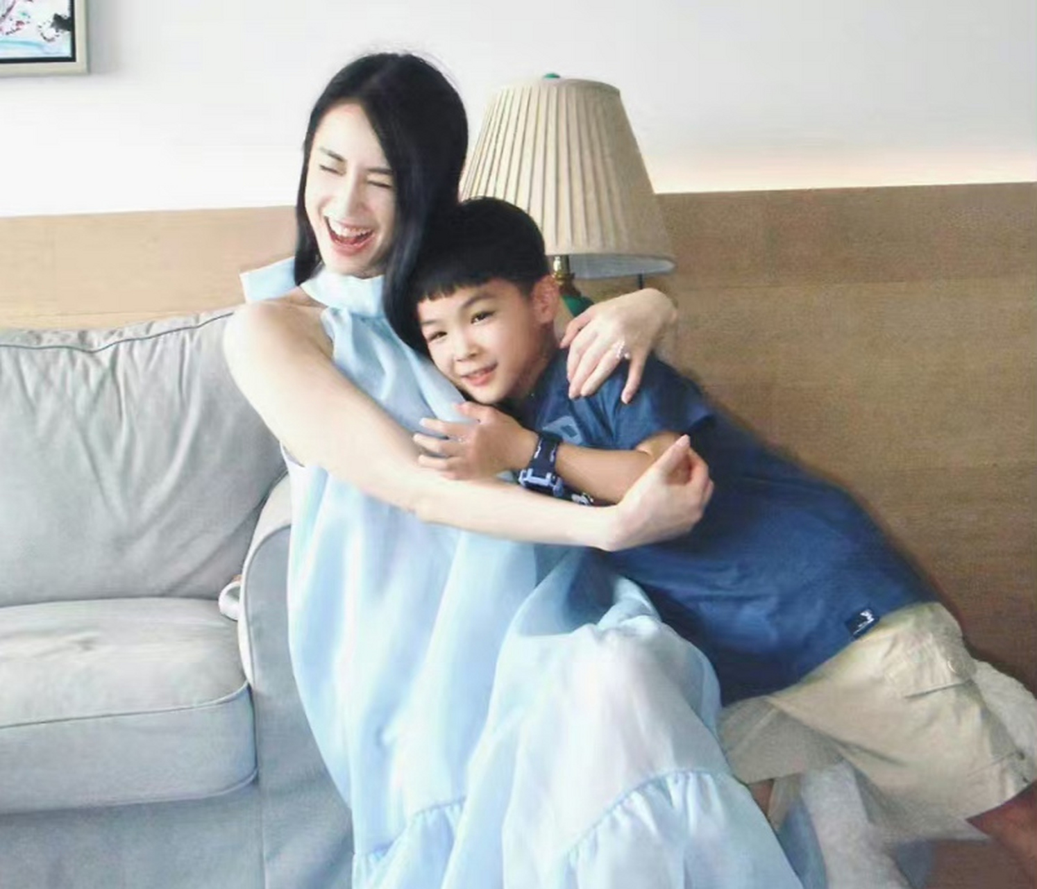 黄圣依疑似怀三胎# 黄圣依与小儿子安麟一起出镜,大儿子安迪则冈痧