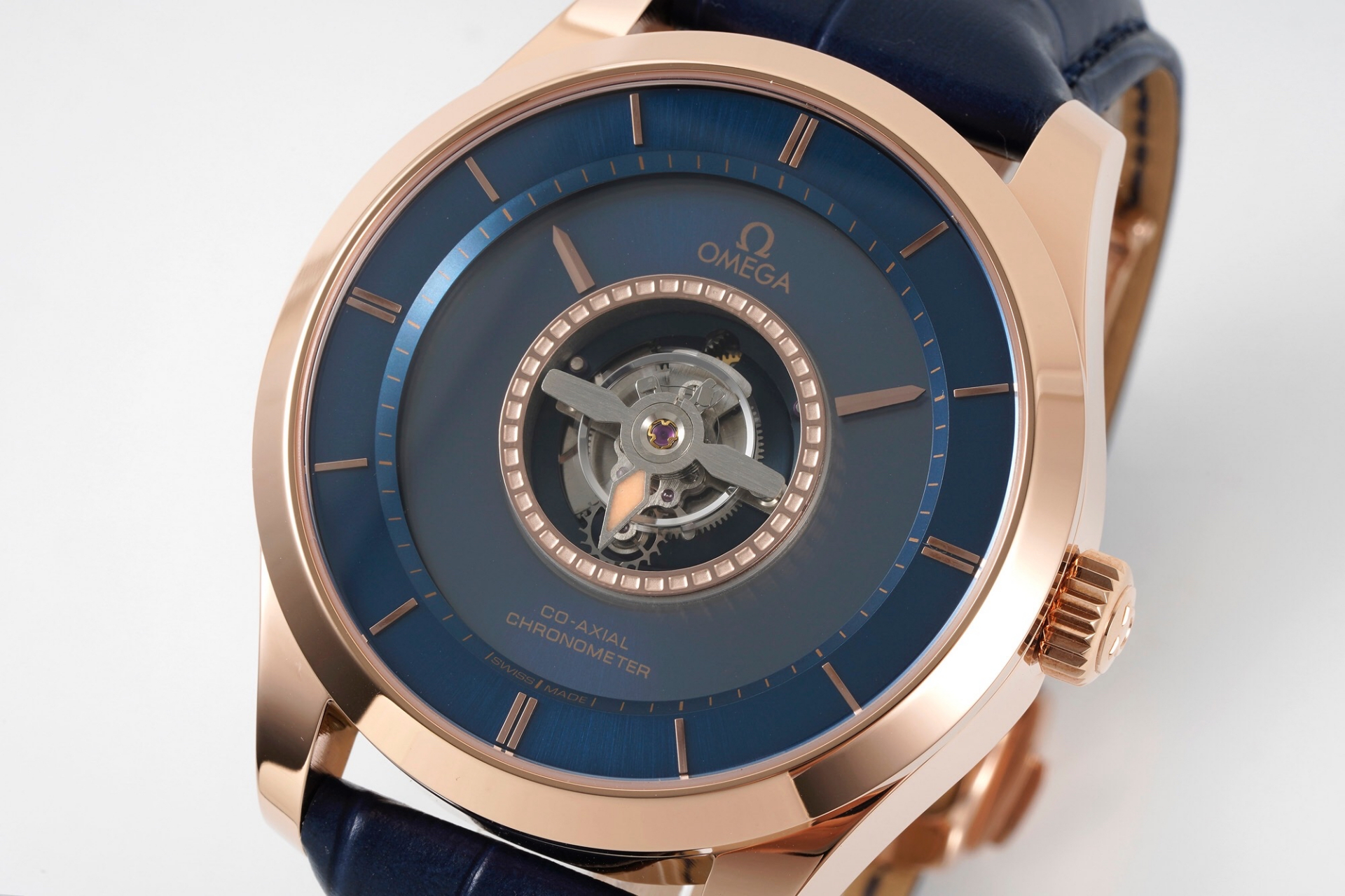 欧米茄碟飞系列陀飞轮--飞行的时间,首款将经典陀飞轮技术与富有创造