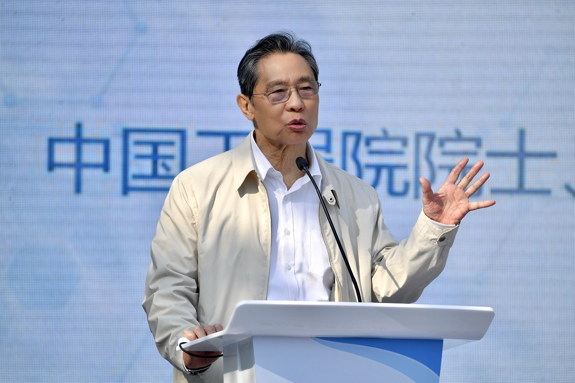 钟南山院士预测:近期将有新冠感染小高峰.