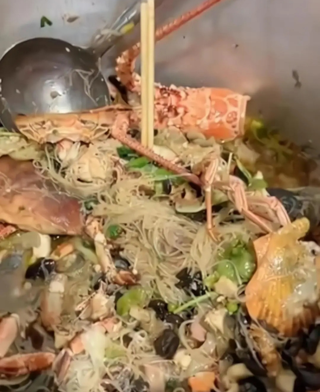 结婚累了一天,新娘子还只能吃点残羹剩饭91