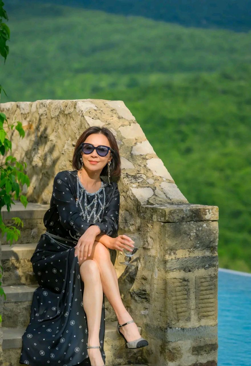 刘嘉玲户外旅行照,57岁魅力依旧  照片中,刘嘉玲身穿一件深色开叉长裙